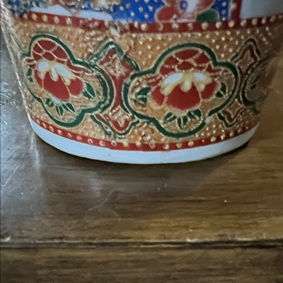 Elegant Handpainted Multicolor Porcelain Vase with Bird Motif - Picture 7 of 9